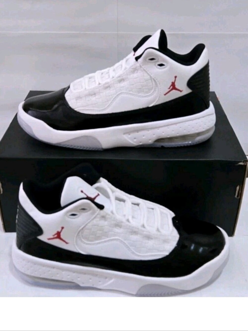 Air Jordan Max Aura 2 GS White Gym Red Black Youth Size 5